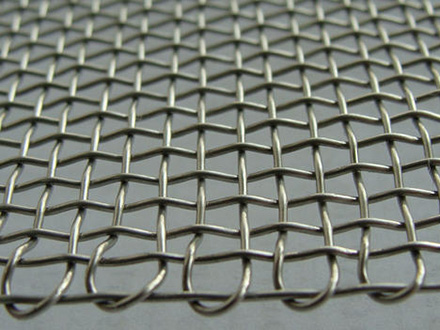 <a href=http://m.909792.com target='_blank'>軋花網(wǎng)</a>在石油鉆井平臺(tái)防護(hù)的應(yīng)用案例